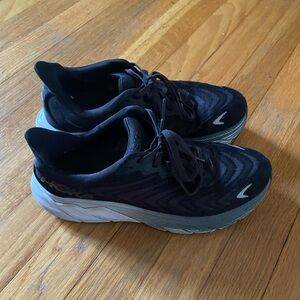 HOKA Arahi 6 Running Sneakers
